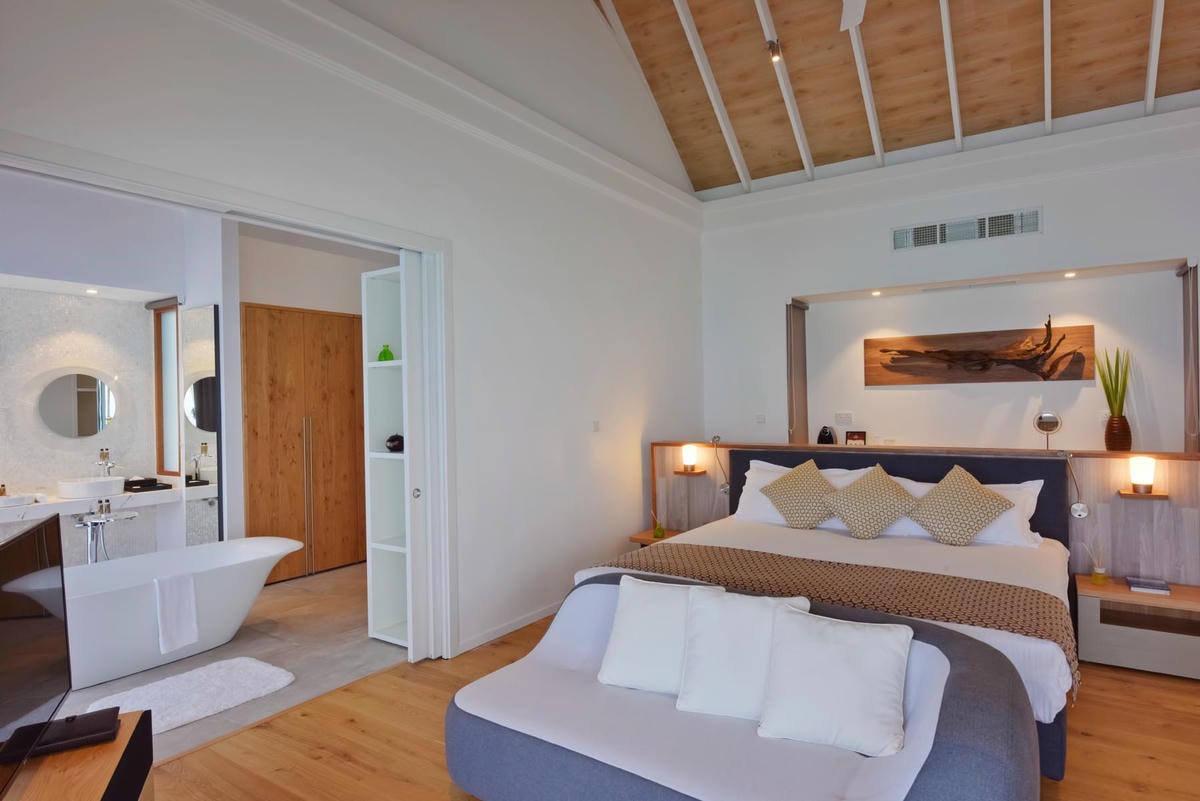 Kuramathi Island-Water_Villa_pool_1007.jpg