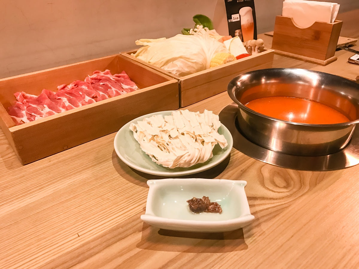 【吃吃食記。台北】冷藏肉專門-鍋無敵,肉在舌尖跳舞打遍天下無敵手!