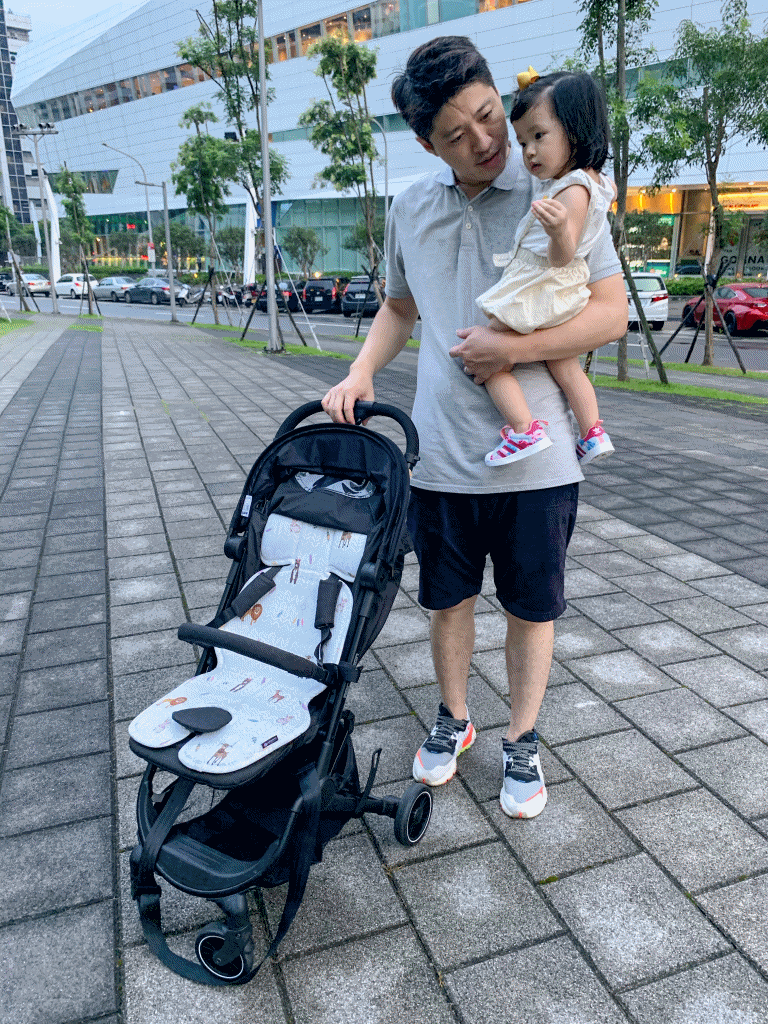 收到推車裡面.gif