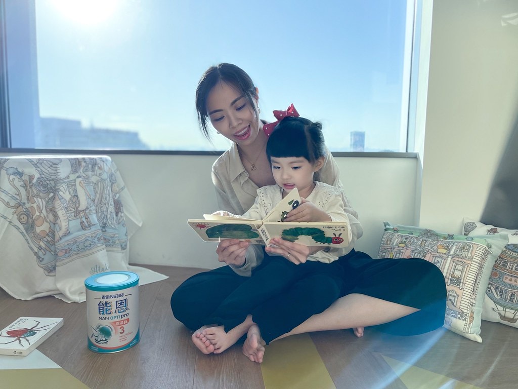 小乖寶現在跟我一起看書,都很積極地舉手發問 小乖寶現在跟我一起看書,都很積極地舉手發問