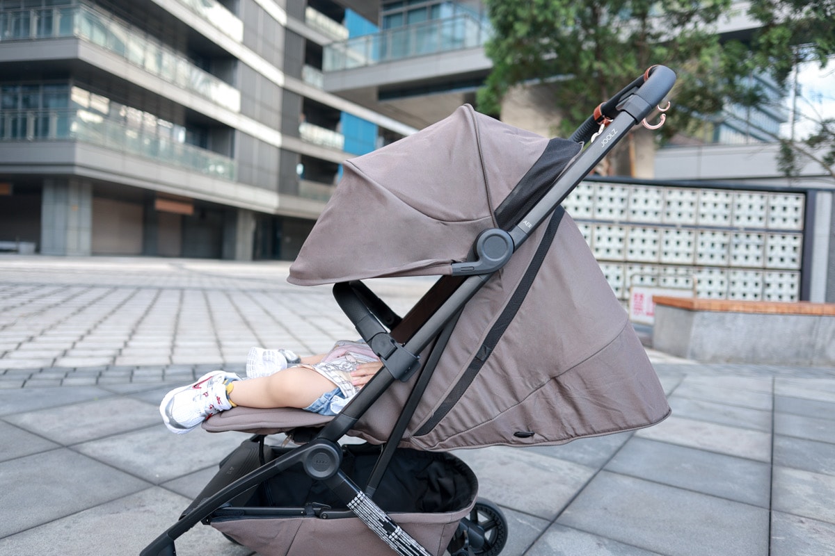 【輕便登機推車的天花板】Joolz Aer2單手秒收更省力、新生兒全平躺角度、輪胎加大更穩定。時尚外型與超強功能兼具，第二代有感升級！
