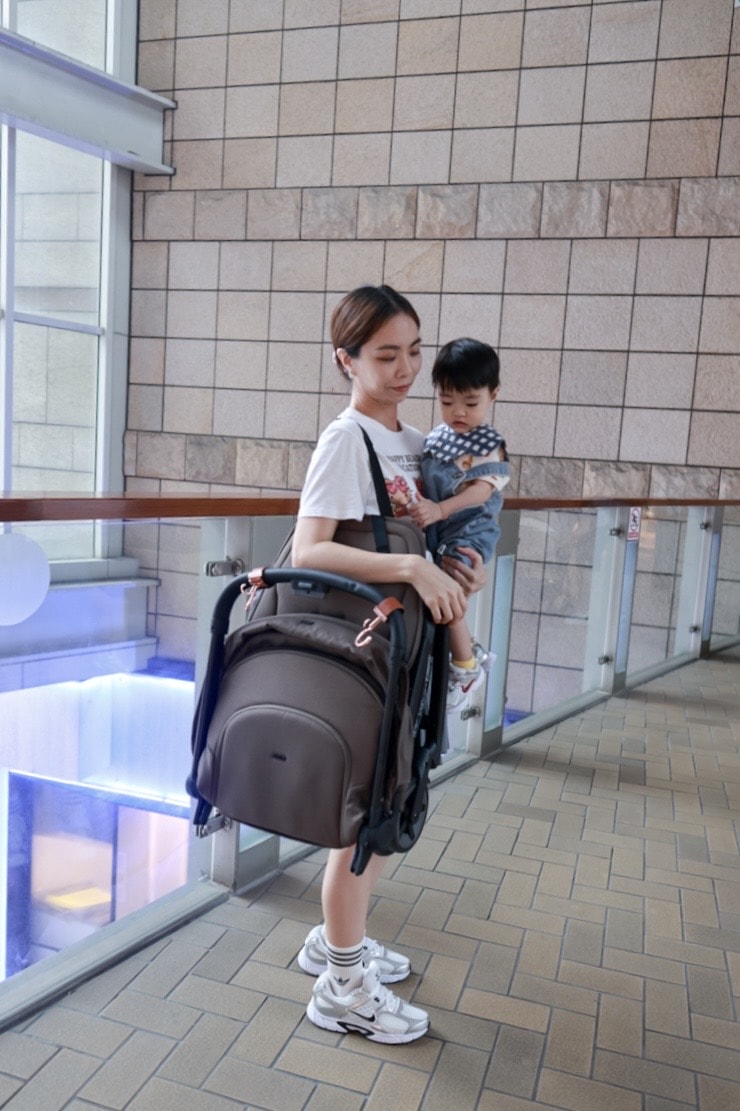 【輕便登機推車的天花板】Joolz Aer2單手秒收更省力、新生兒全平躺角度、輪胎加大更穩定。時尚外型與超強功能兼具，第二代有感升級！