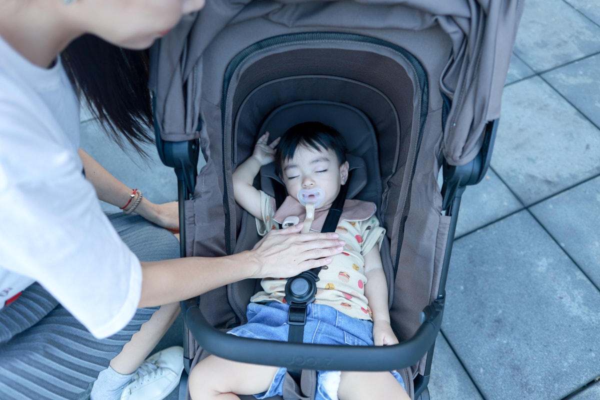 【輕便登機推車的天花板】Joolz Aer2單手秒收更省力、新生兒全平躺角度、輪胎加大更穩定。時尚外型與超強功能兼具，第二代有感升級！