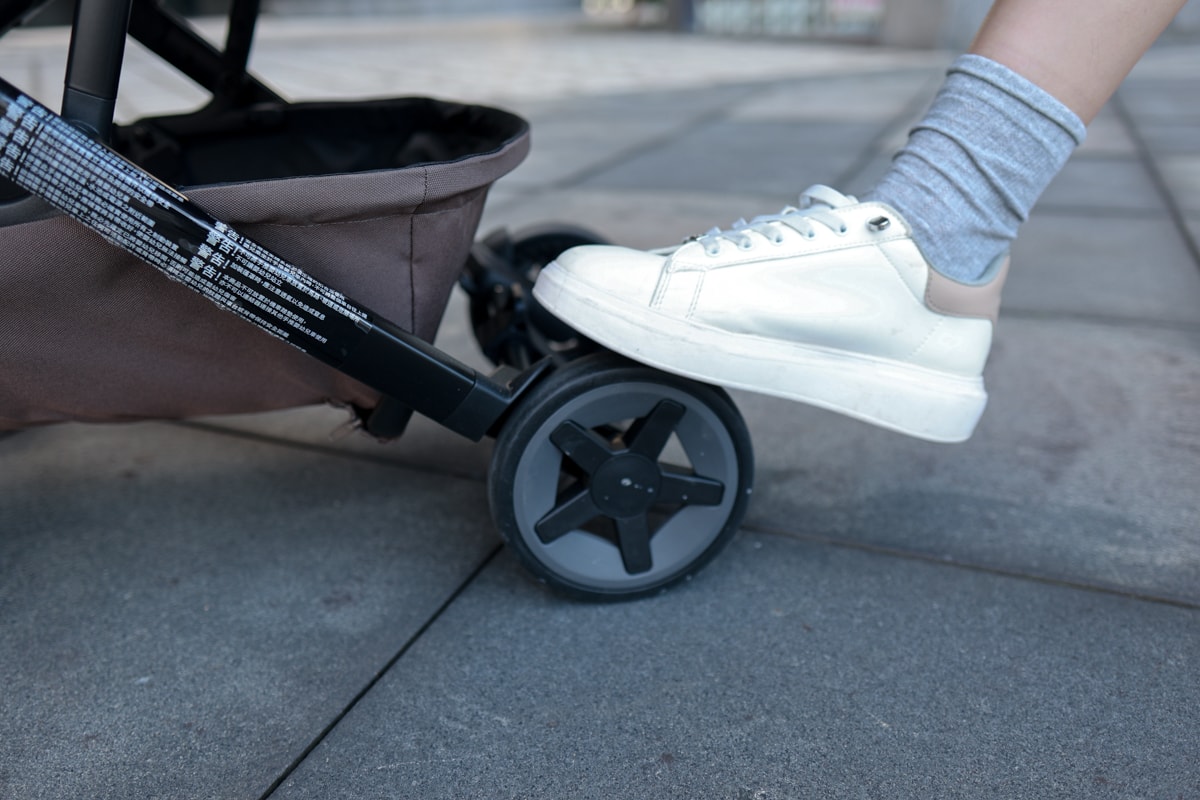 【輕便登機推車的天花板】Joolz Aer2單手秒收更省力、新生兒全平躺角度、輪胎加大更穩定。時尚外型與超強功能兼具，第二代有感升級！
