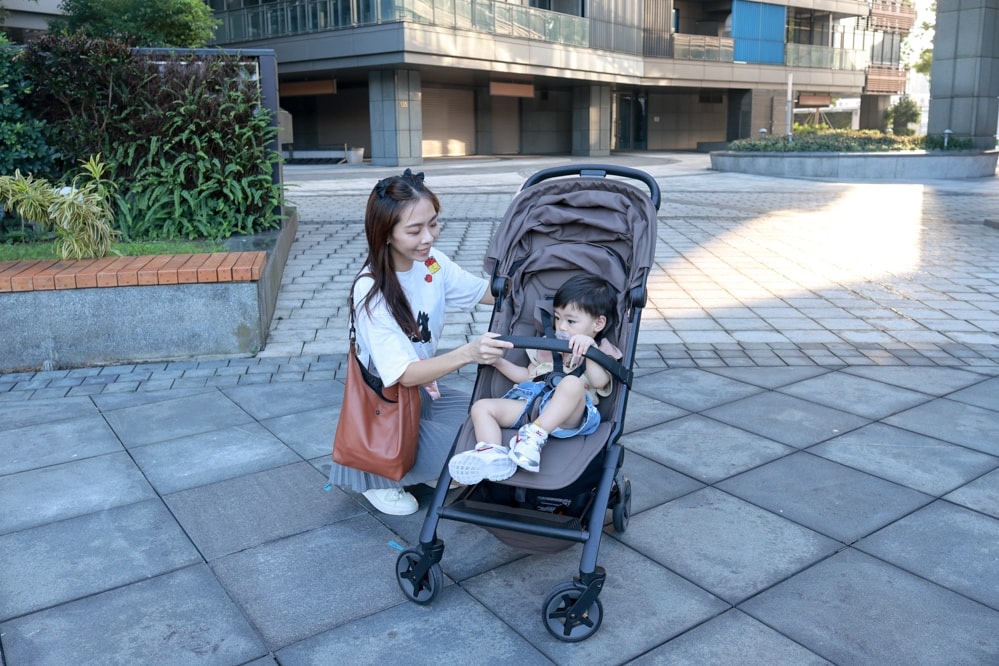 【輕便登機推車的天花板】Joolz Aer2單手秒收更省力、新生兒全平躺角度、輪胎加大更穩定。時尚外型與超強功能兼具，第二代有感升級！