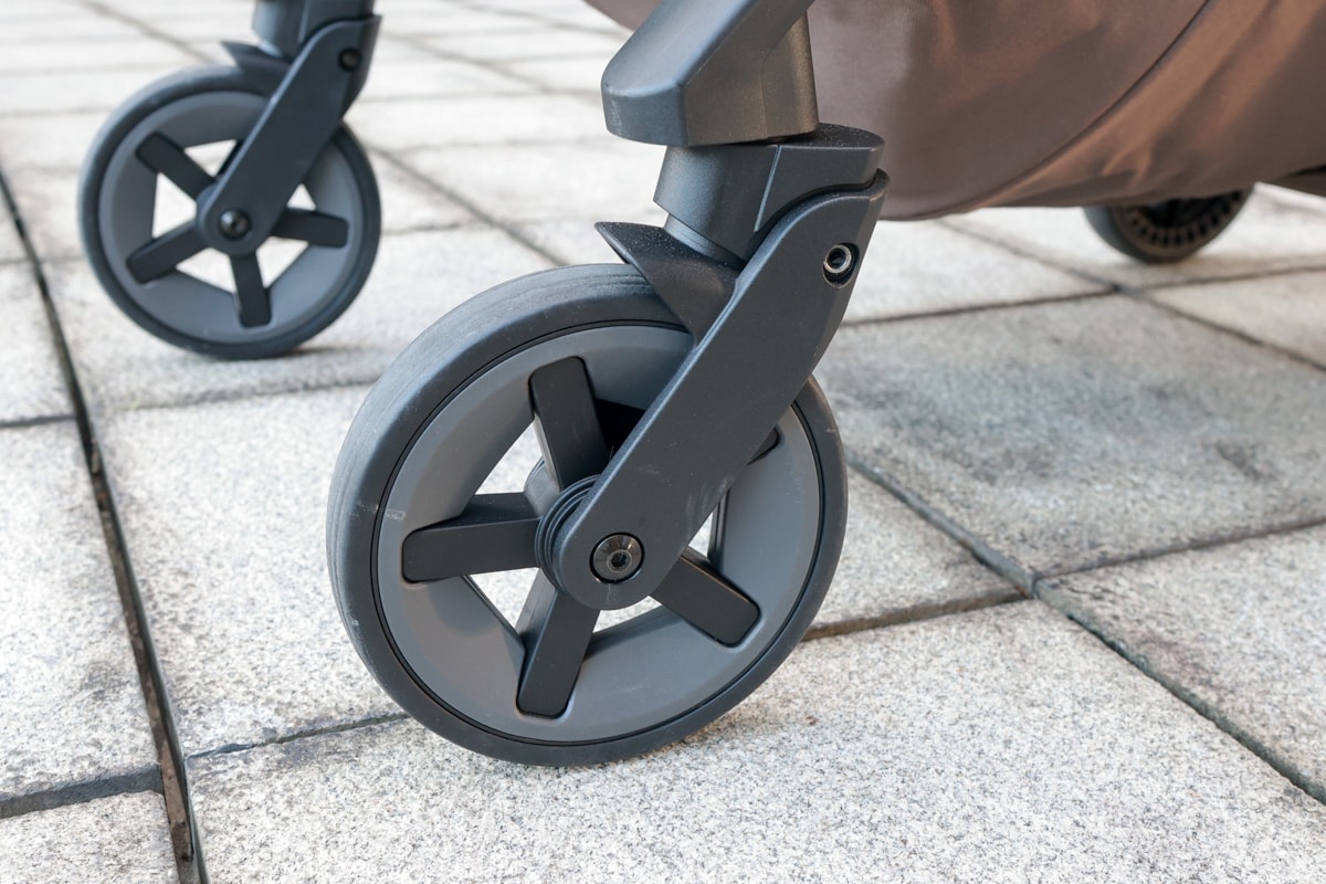 【輕便登機推車的天花板】Joolz Aer2單手秒收更省力、新生兒全平躺角度、輪胎加大更穩定。時尚外型與超強功能兼具，第二代有感升級！