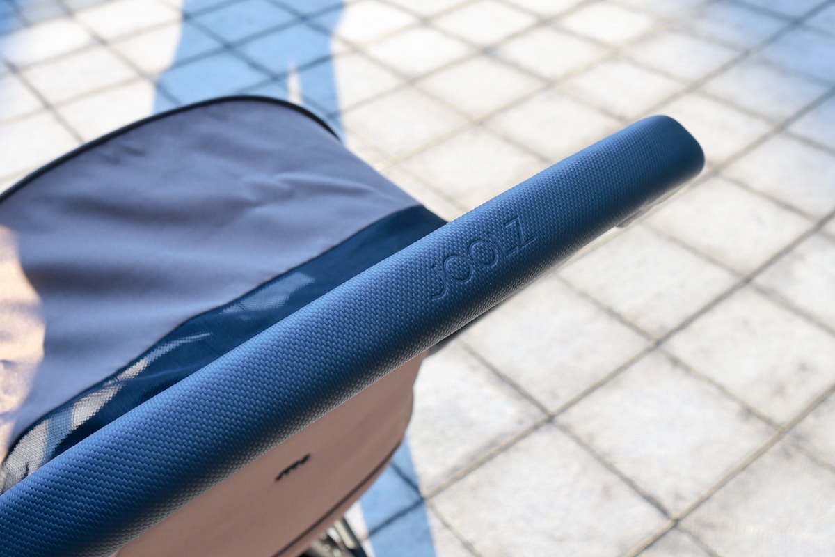 【輕便登機推車的天花板】Joolz Aer2單手秒收更省力、新生兒全平躺角度、輪胎加大更穩定。時尚外型與超強功能兼具，第二代有感升級！