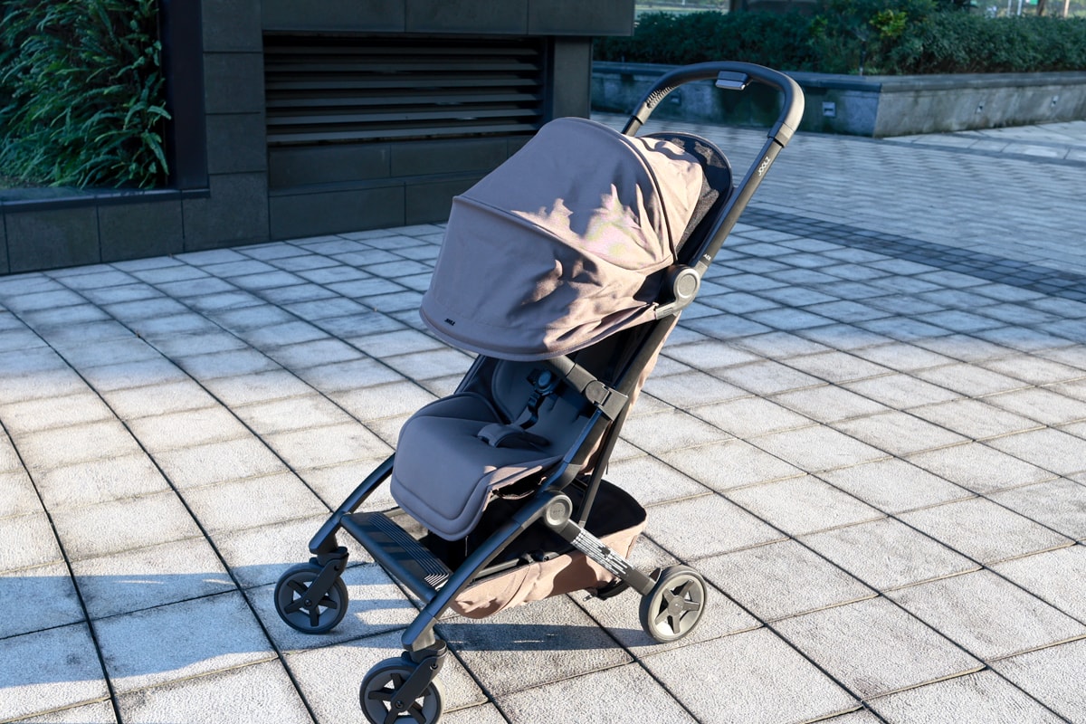 【輕便登機推車的天花板】Joolz Aer2單手秒收更省力、新生兒全平躺角度、輪胎加大更穩定。時尚外型與超強功能兼具，第二代有感升級！