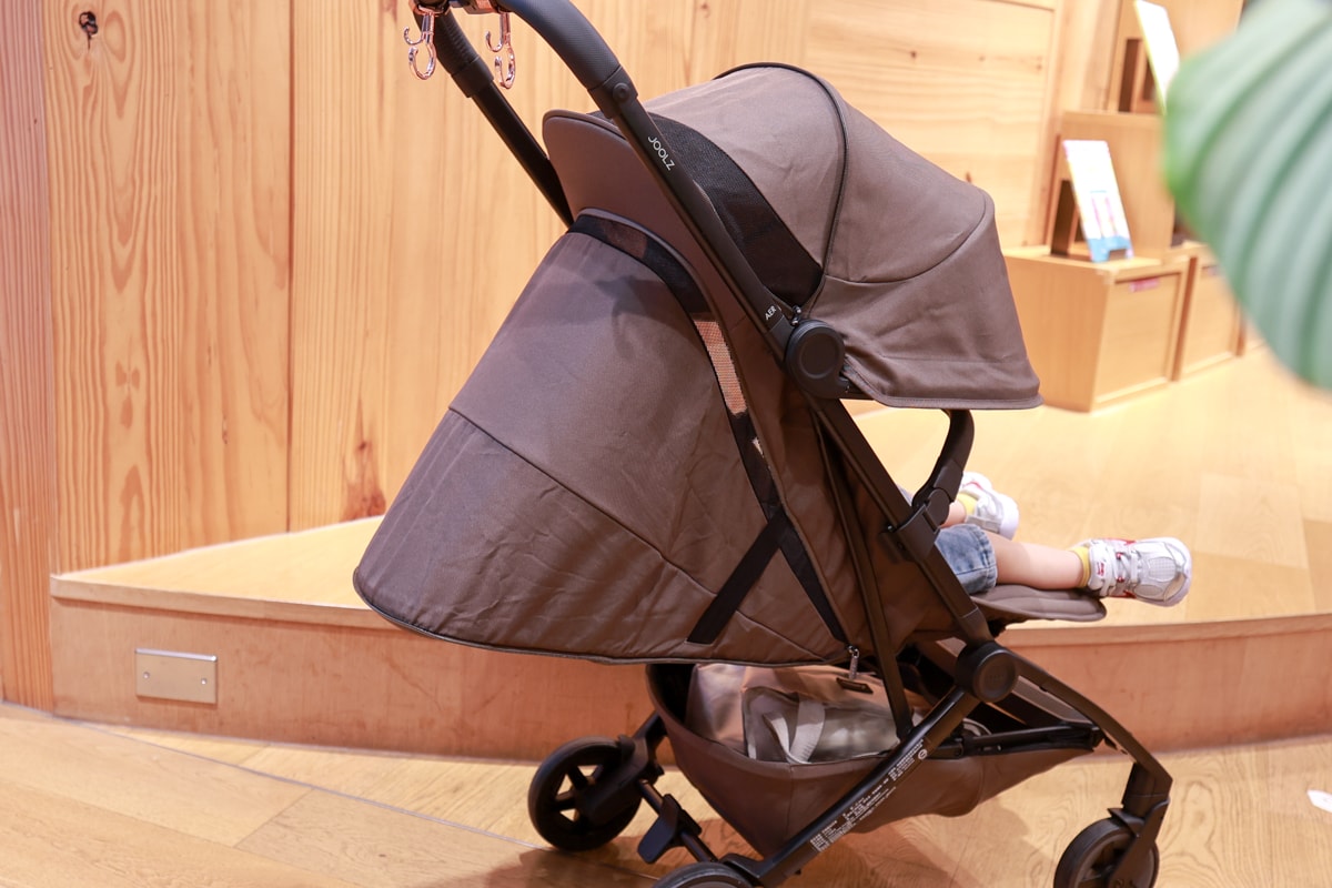 【輕便登機推車的天花板】Joolz Aer2單手秒收更省力、新生兒全平躺角度、輪胎加大更穩定。時尚外型與超強功能兼具，第二代有感升級！